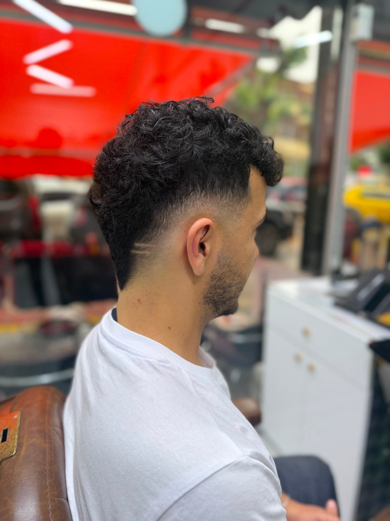 Kıvırcık saça taper fade ve sakal tıraşı